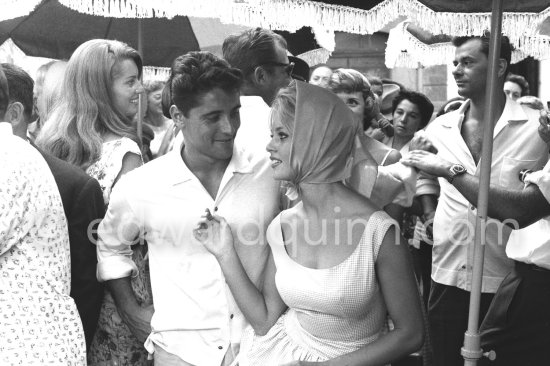 Brigitte Bardot and Sacha Distel. Behind them Belinda Lee and Prince Orsini. Saint-Tropez 1958. - Photo by Edward Quinn