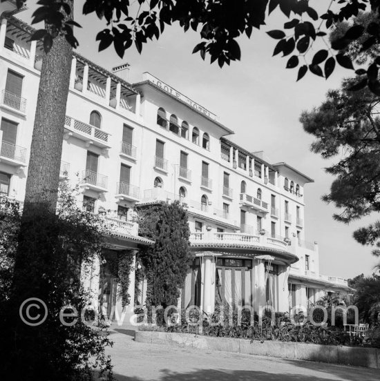 The Golf Hotel (now Le Beauvallon) was only opened for Sidi Mohammed Ben Youssef. He and his entourage had rented the entire hotel with 40 rooms. Beauvallon 1955 - Photo by Edward Quinn