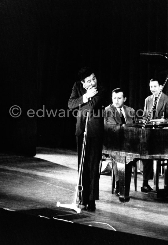 Gilbert Bécaud in concert. Nice 1958. - Photo by Edward Quinn