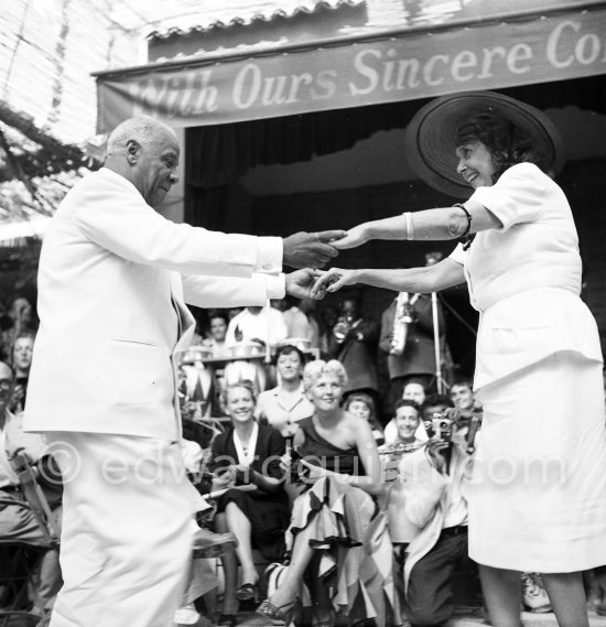 Sidney Bechet and Mistinguett, at Sidney\'s wedding with Elizabeth Ziegler in Antibes 1951. - Photo by Edward Quinn