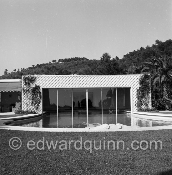 Villa Yakymour. Le Cannet 1956. - Photo by Edward Quinn