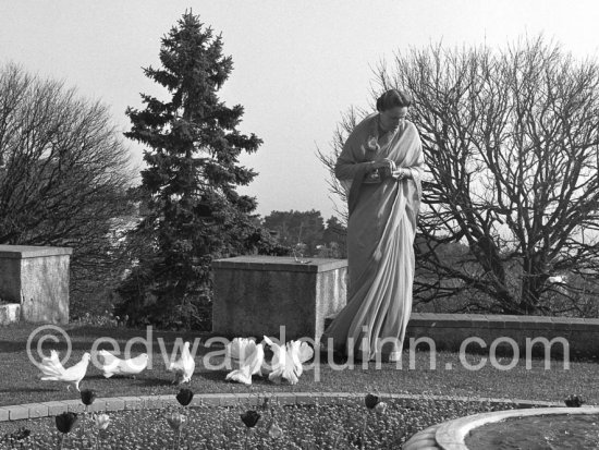 The Begum Aga Khan feeding doves at her Villa Yakymour. Le Cannet 1956. - Photo by Edward Quinn