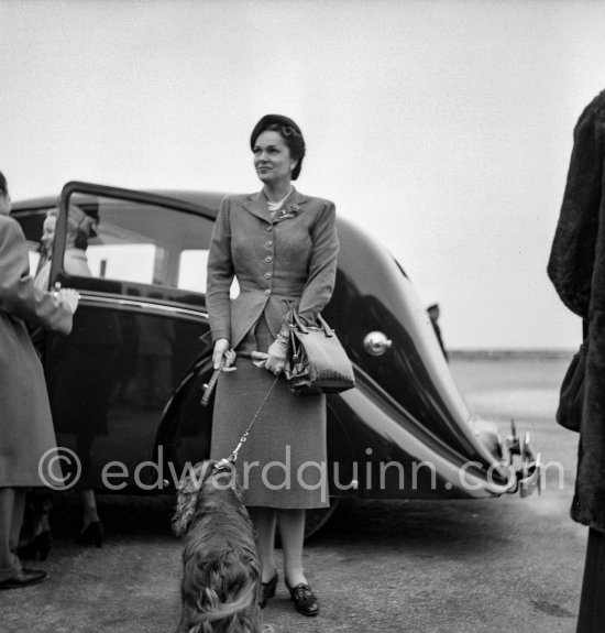 The Begum Aga Khan 1952 at Nice Airport, at that time called "Aérodrome de Nice". Car: 1936 Rolls-Royce Phantom III, #3BU68, Limousine de Ville by Hooper.
Detailed info on this car by expert Klaus-Josef Rossfeldt see About/Additional Infos. - Photo by Edward Quinn