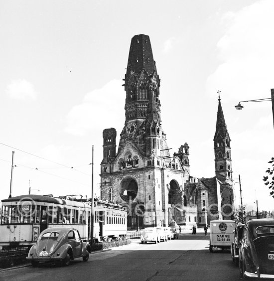 Kurfürstendamm, Gedächtniskirche, Berlin 1952. Car: Volkswagen Käfer (Beetle) Standard 1950 - Photo by Edward Quinn