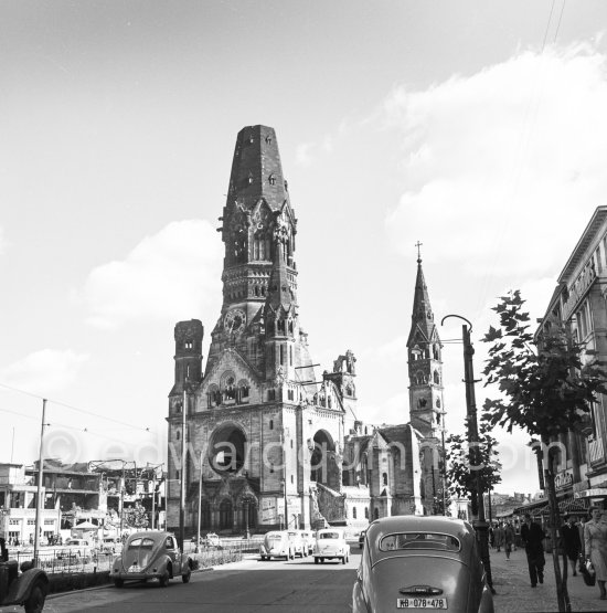 Kurfürstendamm, Gedächtniskirche. Right: Marmorhaus am Kudamm. Berlin 1952. Car: Volkswagen Käfer (Beetle) Standard 1950; Ford Taunus "Buckeltaunus" 1951 - Photo by Edward Quinn