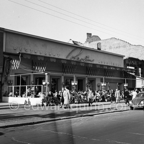 Restaurant Konditorei Berlin. Berlin 1952. - Photo by Edward Quinn