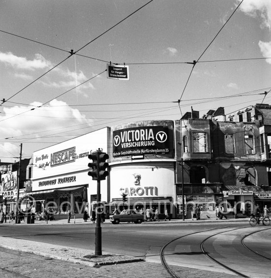 Konditorei Café Kranzler, Kurfürstendamm, Berlin 1952. - Photo by Edward Quinn