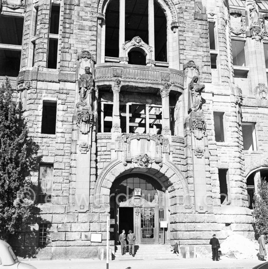 Rathaus Charlottenburg, Berlinerstrasse 72-73. Berlin 1952. - Photo by Edward Quinn