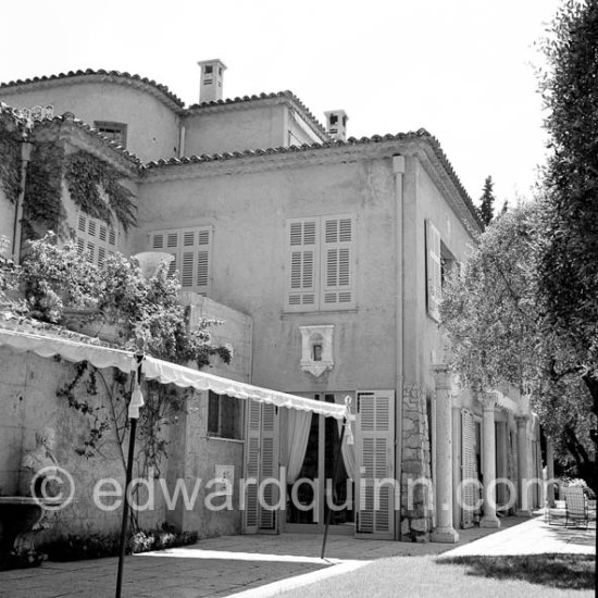 Villa of Marguerite Besançon de Wagner, better known as Maggy Rouff. Somewhere (?) at the Côte d'Azur 1955. - Photo by Edward Quinn