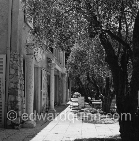 Villa of Marguerite Besançon de Wagner, better known as Maggy Rouff. Somewhere (?) at the Côte d'Azur 1955. - Photo by Edward Quinn
