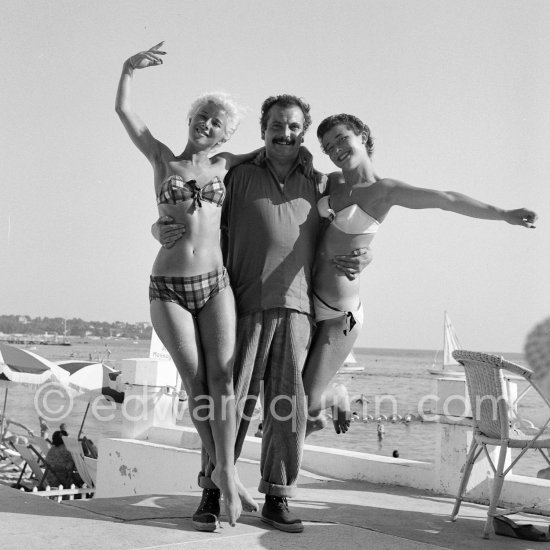 At the beach, two amateur pin-ups are proud to be photographed with the well-known French singer Georges Brassens. Juan-les-Pins 1953. - Photo by Edward Quinn