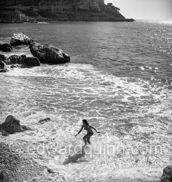 Seaside scene. 1951 - Photo by Edward Quinn