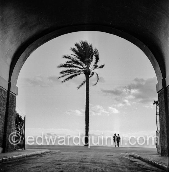 Promenade des Anglais, Nice 1951. - Photo by Edward Quinn