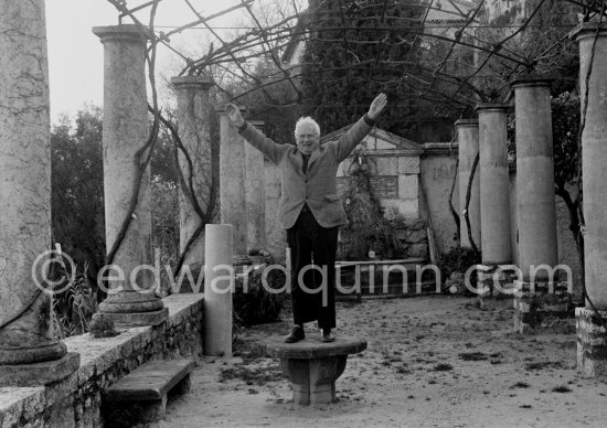 Alexander Calder at Hans Hartung's house. Saint-Paul-de-Vence 1961. - Photo by Edward Quinn