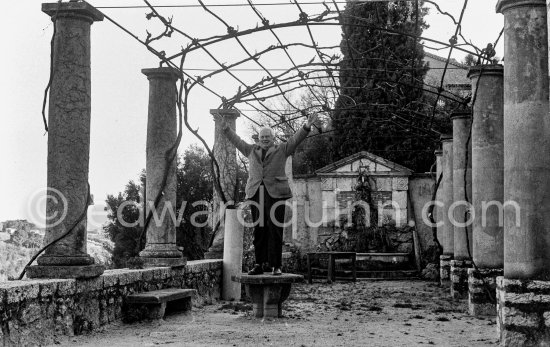 Alexander Calder at Hans Hartung's house. Saint-Paul-de-Vence 1961. - Photo by Edward Quinn