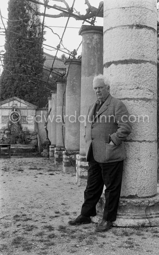 Alexander Calder at Hans Hartung's house. Saint-Paul-de-Vence 1961. - Photo by Edward Quinn