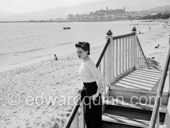 Fashion model. Cannes 1956 - Photo by Edward Quinn