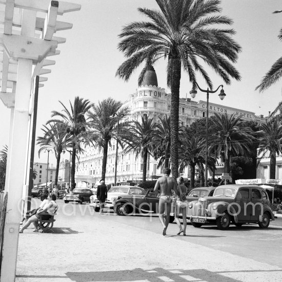 Carlton Hotel, Cannes 1953. - Photo by Edward Quinn