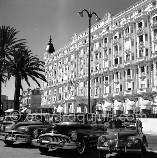Carlton Hotel, Cannes 1954. Cars: 1951 Pontiac Chieftain, Buick 1953 Super Riviera Sedan, Renault 4CV - Photo by Edward Quinn