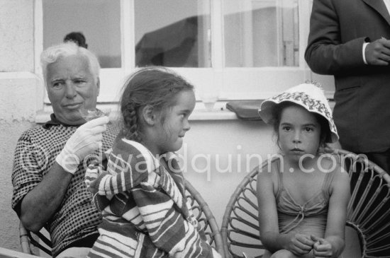 Charlie Chaplin with two of his daughters, Josephine and Victoria (left). Chaplin was in Cannes to talk to the press about his latest film, "A King in New York", due to be premiered in London. When asked why he was wearing white gloves, he said it wasn\'t coquetry, but a slight case of eczema. Villa Lo Scoglietto, Saint-Jean-Cap-Ferrat, 1956. - Photo by Edward Quinn