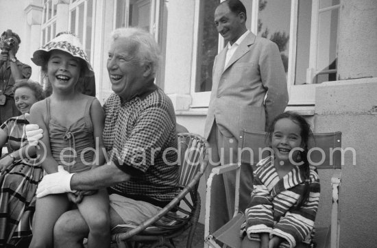 Charlie Chaplin with two of his daughters, Josephine and Victoria (left). Chaplin was in Cannes to talk to the press about his latest film, "A King in New York", due to be premiered in London. When asked why he was wearing white gloves, he said it wasn't coquetry, but a slight case of eczema. Villa Lo Scoglietto, Saint-Jean-Cap-Ferrat, 1956. - Photo by Edward Quinn