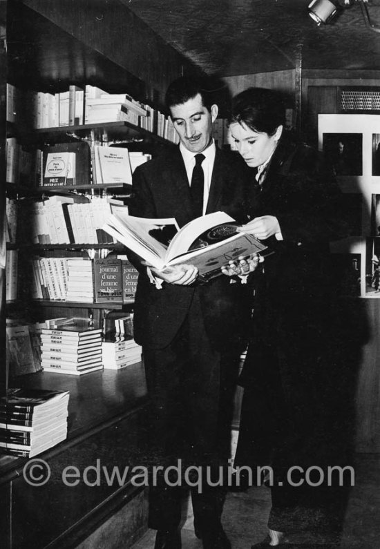 Edward Quinn and Géraldine Chaplin. Presentation of the book "Picasso à l\'oeuvre" ("Picasso at Work"). Paris 1965. Photographer unknown - Photo by Edward Quinn