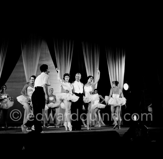 Maurice Chevalier on stage with Italian actress Delia Scala (left) and American born dancer Mimi Medard during the filming of "J'avais sept filles", Nice 1954. - Photo by Edward Quinn