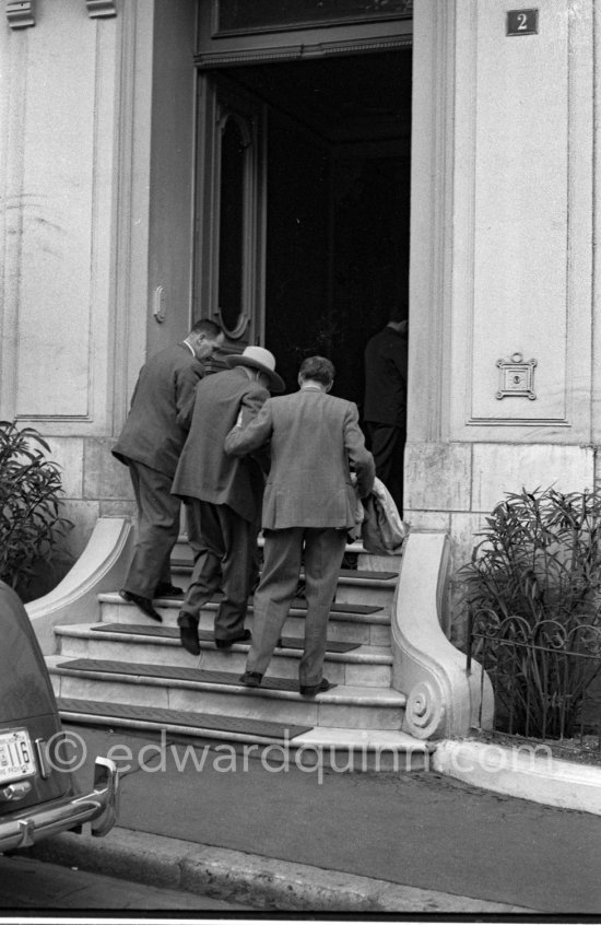 Winston Churchill. Edmond Murray (Sir Winston Churchill’s Scotland Yard bodyguard (left). Polyclinique Princess Grace. Monaco 1962. - Photo by Edward Quinn