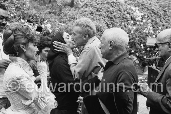 Francine Weisweiller, Jacqueline Roque, Pablo Picasso, Jaume Sabartés, Jean Cocteau. During filming of "Le Testament d’Orphée", film of Jean Cocteau. Saint-Jean-Cap-Ferrat 1959. - Photo by Edward Quinn