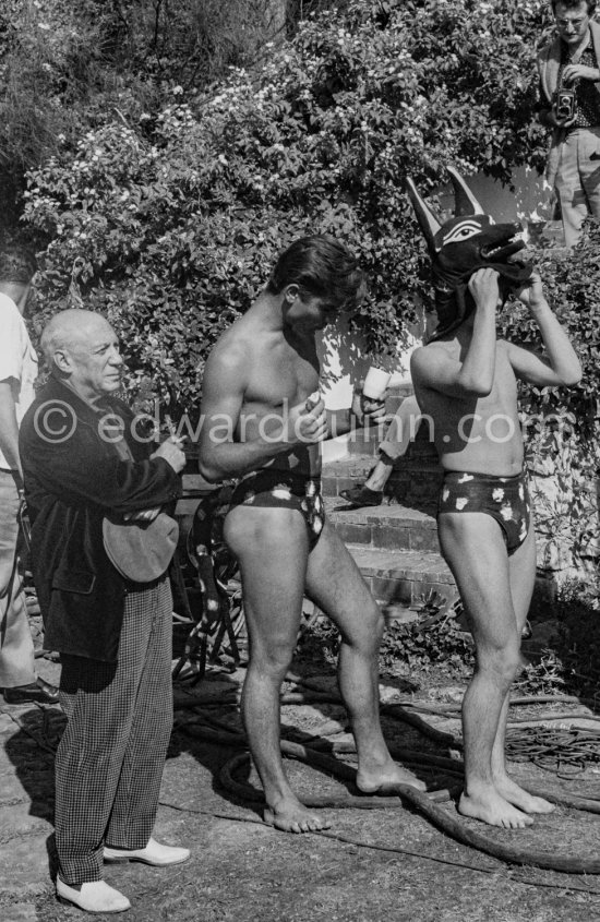 Pablo Picasso and "L\'homme chien" (Guy Dute and Jean-Claude Petit). During filming of "Le Testament d’Orphée", film of Jean Cocteau. Saint-Jean-Cap-Ferrat 1959., - Photo by Edward Quinn