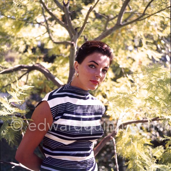 Joan Collins in the park of the Hotel du Cap d\'Antibes 1957. - Photo by Edward Quinn