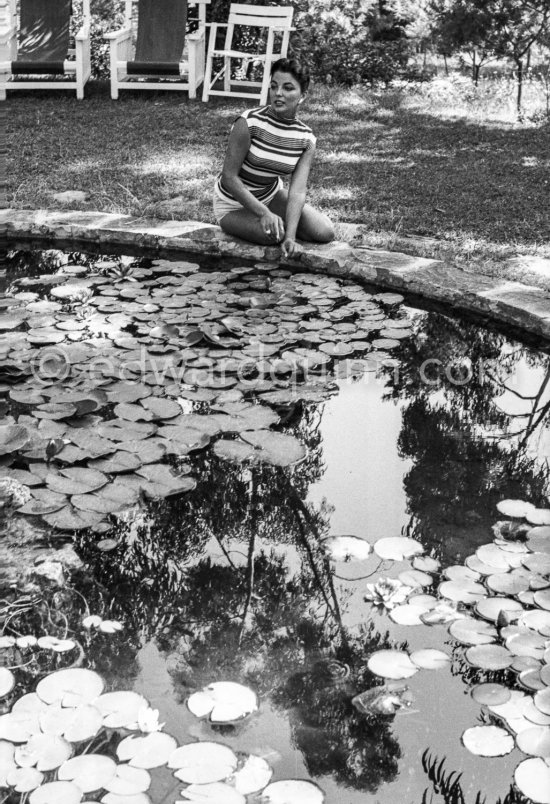 Joan Collins in the park of the Hotel du Cap d\'Antibes 1957. - Photo by Edward Quinn