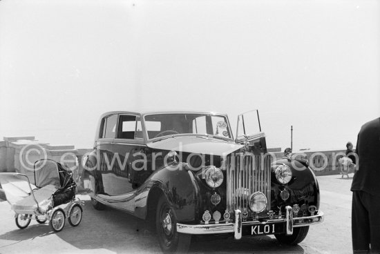 Concours d’Elégance Automobile. Participant\'s car on the right: 1949 Rolls-Royce Silver Wraith, #WDC87, 4-Door-4-Light Saloon by James Young, Design WR17M, Body-No. 1733. Detailed info on this car by expert Klaus-Josef Rossfeldt see About/Additional Infos. - Photo by Edward Quinn