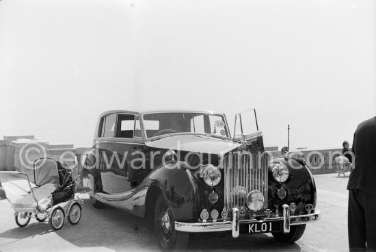 Concours d’Elégance Automobile. Participant's car on the right: 1949 Rolls-Royce Silver Wraith, #WDC87, 4-Door-4-Light Saloon by James Young, Design WR17M, Body-No. 1733. Detailed info on this car by expert Klaus-Josef Rossfeldt see About/Additional Infos. - Photo by Edward Quinn