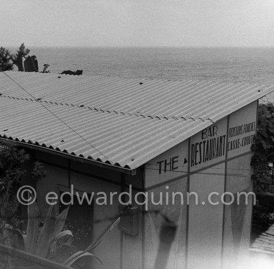 The small restaurant L\'Etoile de Mer attached to the vacation cabin Le Cabanon of Le Corbusier (Charles-Édouard Jeanneret). Roquebrune-Cap-Martin 1953. - Photo by Edward Quinn