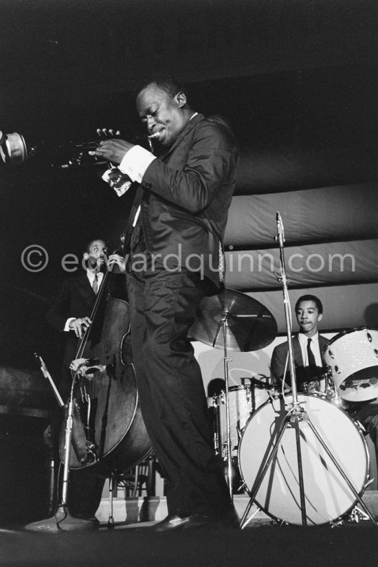 The fourth Jazz Festival of Juan-les-Pins, outside on the "Pinède Gould". (The American Frank Jay Gould invested in the twenties his great fortune in Juan-les-Pins).
Nearly 3000 fans, including Brigitte Bardot, assisted Miles Davis, one of the jazz musicians present, enchanted the fans with his golden trumpet. Juan-les-Pins 1963. - Photo by Edward Quinn