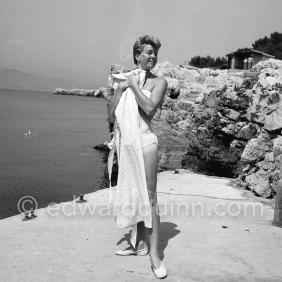 Doris Day at the fashionable beach at Eden Roc, Cap d'Antibes 1955. - Photo by Edward Quinn