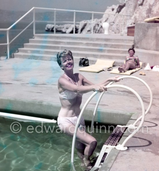 Doris Day at the fashionable beach at Eden Roc, Cap d\'Antibes 1955. - Photo by Edward Quinn