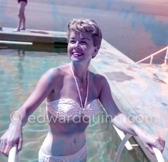 Doris Day at the fashionable beach at Eden Roc, Cap d\'Antibes 1955. - Photo by Edward Quinn