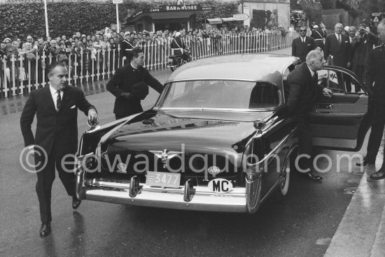 Charles de Gaulle and Prince Rainier. Visit of President Charles de Gaulle to Monaco palace and Musée Océanographique. Monaco Ville 1960. Car: Imperial (Chrysler) 4-Door-Sedan 1956. - Photo by Edward Quinn