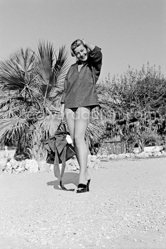 French starlet Simone Delamare. Cannes 1953. - Photo by Edward Quinn