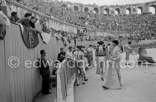 Dominguin chatting with Picasso, Jacqueline and Catherine ("Cathy") Hutin before the fight. Corrida Arles 1960 - Photo by Edward Quinn