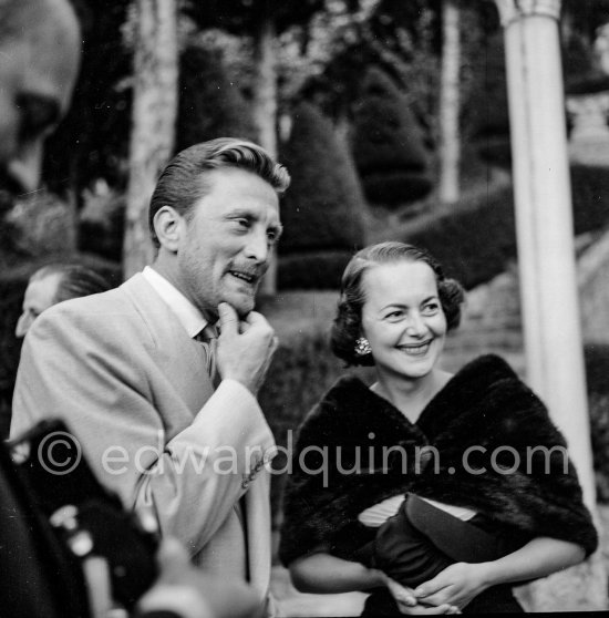 Kirk Douglas and Olivia de Havilland at the property of French painter Jean-Gabriel Domergue. Cannes 1953. - Photo by Edward Quinn
