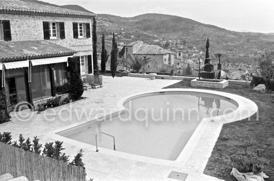 Sculptures in the garden of the second house of Max Ernst and Dorthea Tanning in Seillans, where they lived since 1971. Seillans 1975. - Photo by Edward Quinn