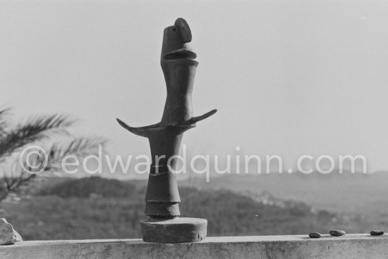 "Oedipus I" in the garden of the second house of Max Ernst and Dorothea Tanning in Seillans 1975. - Photo by Edward Quinn