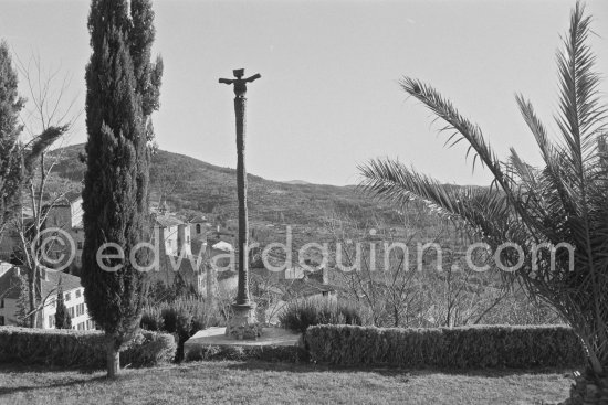 "Le genie de la Bastille" in the garden of the second house of Max Ernst and Dorothea Tanning in Seillans 1975. - Photo by Edward Quinn