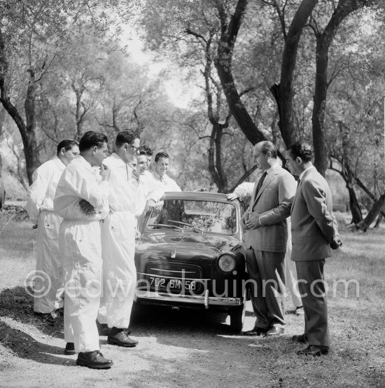 Juan Manuel Fangio and Jean Behra. Presentation of new Vespa 400 1957. Monaco 1957. See www.spiritracerclub.org/vespa-400-la-puce-du-rallye-de-monte-carlo/ - Photo by Edward Quinn