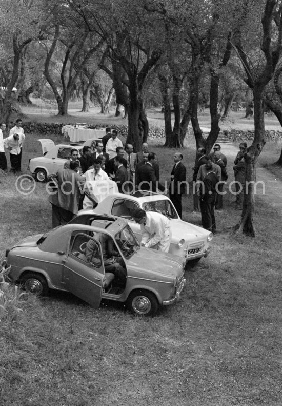 Juan Manuel Fangio and Jean Behra. Presentation of new Vespa 400 1957. Monaco 1957. See www.spiritracerclub.org/vespa-400-la-puce-du-rallye-de-monte-carlo/ - Photo by Edward Quinn