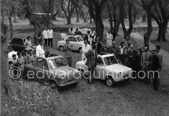 Juan Manuel Fangio and Jean Behra. Presentation of new Vespa 400 1957. Monaco 1957. See www.spiritracerclub.org/vespa-400-la-puce-du-rallye-de-monte-carlo/ - Photo by Edward Quinn