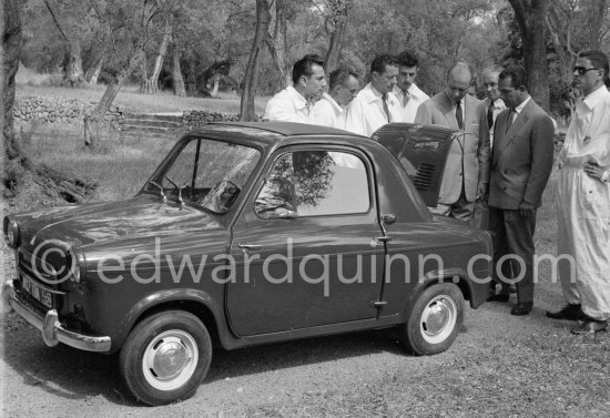 Juan Manuel Fangio and Jean Behra. Presentation of new Vespa 400 1957. Monaco 1957. See www.spiritracerclub.org/vespa-400-la-puce-du-rallye-de-monte-carlo/ - Photo by Edward Quinn